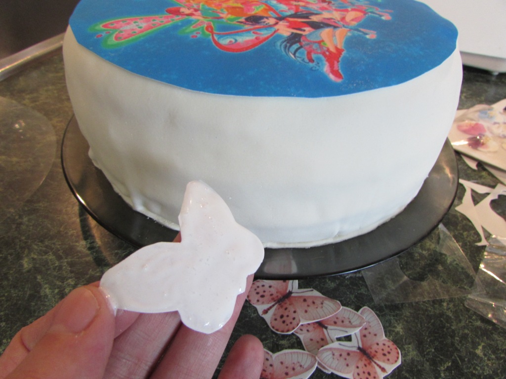 Сахарная бумага на крем. Украшение торта сахарной бумагой. Декор из сахарной бумаги для торта. Украшение торта сахарной картинкой. Сахарная бумага для тортов.