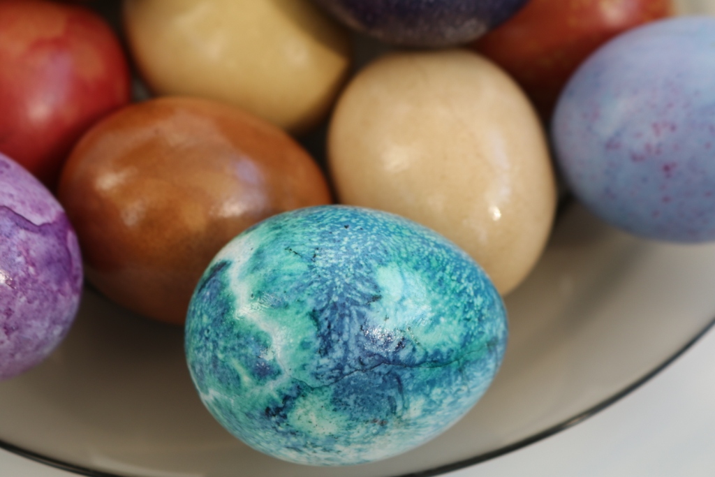 Можно красить яйца красками. Натуральные краски для яиц. Окрашивание яиц. Покраска яиц натуральными красителями. Крашеные яйца натуральными красителями.